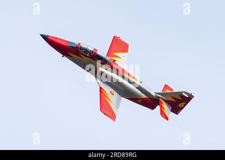 CASA C-101 Aviojet-Flugzeug der spanischen Air Force Patrulla Aguila Display Team fliegt auf der Royal International Air Tattoo Airshow, Großbritannien Stockfoto