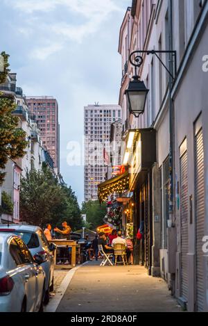 Restaurant mit Sitzgelegenheiten im Freien im beliebten 13. Arrondissement, Paris, Frankreich Stockfoto