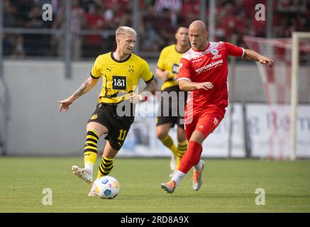 Oberhausen, Deutschland. 19. Juli 2023. Fußball: Bundesliga, Testspiele, Rot-Weiß Oberhausen - Borussia Dortmund im Stadion Niederrhein: Dortmunds Marco Reus (l) und Manfredas Ruzgis von Oberhausen in Aktion. Kredit: Bernd Thissen/dpa/Alamy Live News Stockfoto