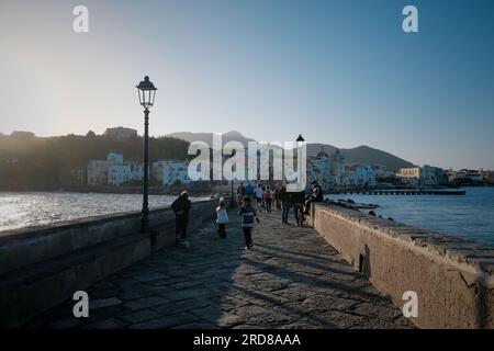Ischia, Neapel, Italien - 11. November 2021. Blick auf die Gegend von Ischia Ponte zum Hafen von Ischia vom Schloss Aragonese, Golf von Neapel, Italien. Stockfoto