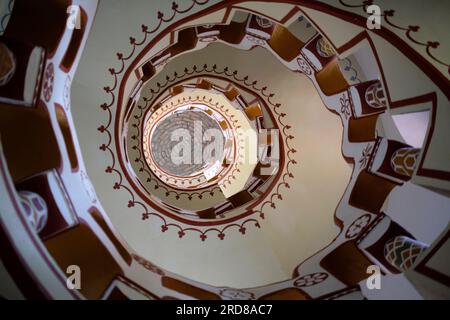 Eines der beeindruckendsten Merkmale der Burg ist die Wendeltreppe, die zum höchsten Turm führt. Die Treppe ist dekoriert Stockfoto