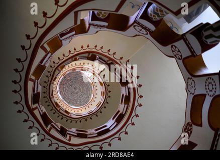 Eines der beeindruckendsten Merkmale der Burg ist die Wendeltreppe, die zum höchsten Turm führt. Die Treppe ist dekoriert Stockfoto