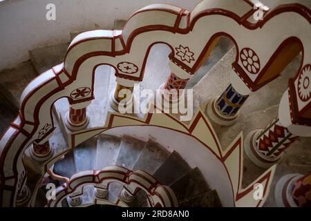 Eines der beeindruckendsten Merkmale der Burg ist die Wendeltreppe, die zum höchsten Turm führt. Die Treppe ist dekoriert Stockfoto