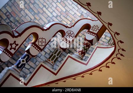 Eines der beeindruckendsten Merkmale der Burg ist die Wendeltreppe, die zum höchsten Turm führt. Die Treppe ist dekoriert Stockfoto