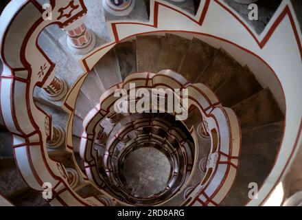 Eines der beeindruckendsten Merkmale der Burg ist die Wendeltreppe, die zum höchsten Turm führt. Die Treppe ist dekoriert Stockfoto