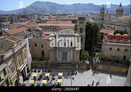 Malerischer Blick auf die normannisch-arabische Chiesa di San Cataldo und Santa Maria dell' Ammiraglio auf der Piazza Bellini in Palermo Sizilien, Italien. Stockfoto