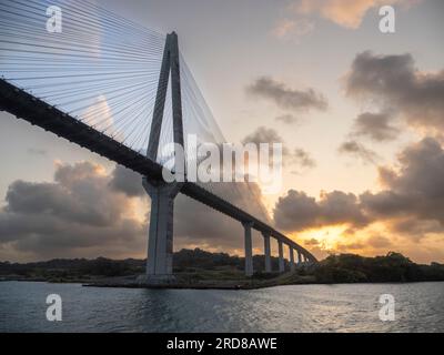 Die Centennial Bridge von Panama bei Sonnenuntergang überquert den Panamakanal, Panama, Mittelamerika Stockfoto