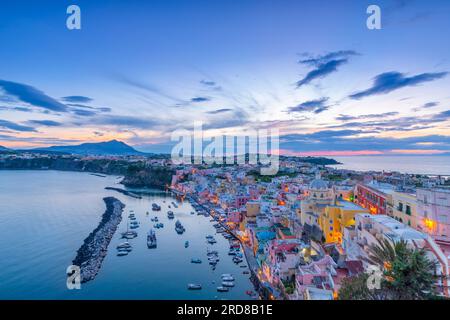 Marina di Corricella bei Sonnenuntergang, Procida, Flegrean Islands, Kampanien, Italien, Europa Stockfoto