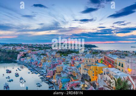 Marina di Corricella bei Sonnenuntergang, Procida, Flegrean Islands, Kampanien, Italien, Europa Stockfoto