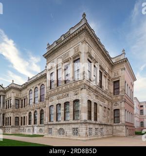 Dolmabahce-Palast oder Dolmabahce Sarayi, gelegen im Stadtteil Besiktas an der europäischen Küste des Bosporus, Hauptverwaltungszentrum des Osmanischen Reiches, früher Istanbul, Türkei Stockfoto