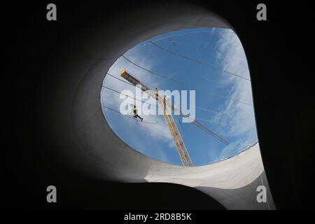 Stuttgart, Deutschland. 19. Juli 2023. Ein industrieller Bergsteiger arbeitet an einem Sicherheitsnetz eines Becherlagers des Bahnprojekts Stuttgart 21. Kredit: Marijan Murat/dpa/Alamy Live News Stockfoto