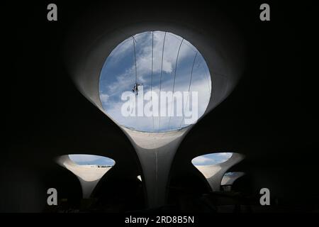 Stuttgart, Deutschland. 19. Juli 2023. Ein industrieller Bergsteiger arbeitet an einem Sicherheitsnetz eines Becherlagers des Bahnprojekts Stuttgart 21. Kredit: Marijan Murat/dpa/Alamy Live News Stockfoto