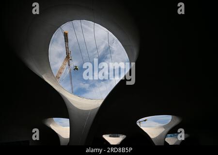 Stuttgart, Deutschland. 19. Juli 2023. Ein industrieller Bergsteiger arbeitet an einem Sicherheitsnetz eines Becherlagers des Bahnprojekts Stuttgart 21. Kredit: Marijan Murat/dpa/Alamy Live News Stockfoto