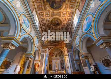 Innenseite und Altar der Basilika di Sant'Antonino, Piazza Sant'Antonino, Sorrent, Kampanien, Italien, Europa Stockfoto