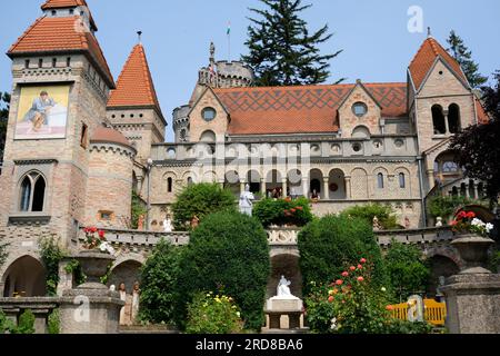Burg Bory ist ein einzigartiges Gebäude in Ungarn, erbaut von Jenő Bory, einem Architekten und Bildhauer, zu Ehren seiner Frau Ilona Stockfoto