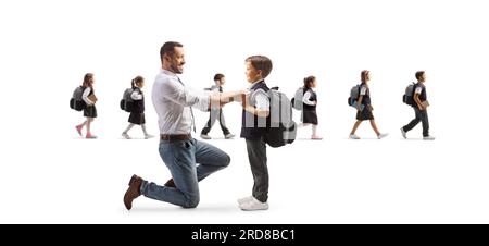 Vater hilft seinem Sohn mit einem Rucksack und die Schulkinder gehen isoliert auf weißem Hintergrund zur Schule Stockfoto