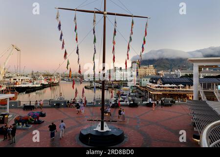 Victoria und Alfred Ufer und Hafen bei Sonnenuntergang, Kapstadt, Südafrika, Afrika Stockfoto