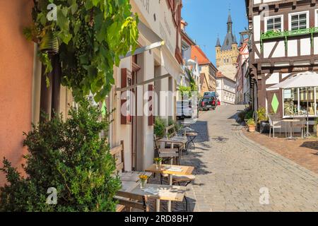 Salzgasse mit Blick auf den Blauen Turm, Bad Wimpfen, Neckartal, Burgenstraße, Baden-Württemberg, Deutschland, Europa Stockfoto