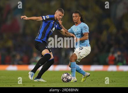 Inter Mailands Edin Dzeko spielt mit Nathan Ake von Manchester City beim UEFA Champions League-Finale im Atatürk-Olympiastadion in Istanbul den Ball. Foto: Samstag, 10. Juni 2023. PA Story FUSSBALL-Finale anzeigen. Das Foto sollte lauten: Nick Potts/PA Wire. EINSCHRÄNKUNGEN: Verwendung unterliegt Einschränkungen. Nur redaktionelle Verwendung, keine kommerzielle Verwendung ohne vorherige Zustimmung des Rechteinhabers. Stockfoto