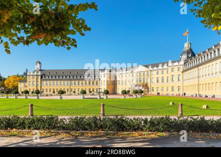 Schloss Karlsruhe mit Palastplatz, Karlsruhe, Baden-Württemberg, Deutschland, Europa Stockfoto