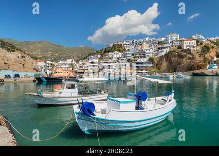 Fischerboote im Hafen von Agia Galini, Südküste, Kreta, griechische Inseln, Griechenland, Europa Stockfoto