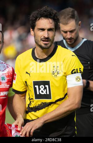 Oberhausen, Deutschland. 19. Juli 2023. Fußball: Bundesliga, Testspiele, Rot-Weiß Oberhausen - Borussia Dortmund im Stadion Niederrhein: Dortmunds Matten Hummels mit dem Armband des Kapitäns. Kredit: Bernd Thissen/dpa/Alamy Live News Stockfoto