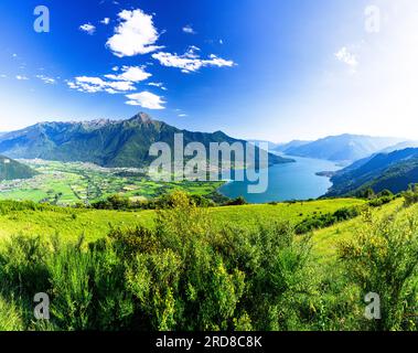 Panoramablick auf Monte Legnone und Alto Lario von grünen Wiesen über dem Comer See, Bugiallo, der Provinz Como, der Lombardei, den italienischen Seen, Italien, Europa Stockfoto