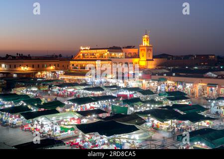 Abenddämmerung über den berühmten Märkten auf dem Platz Jemaa el Fna, UNESCO-Weltkulturerbe, Marrakesch, Marokko, Nordafrika, Afrika Stockfoto