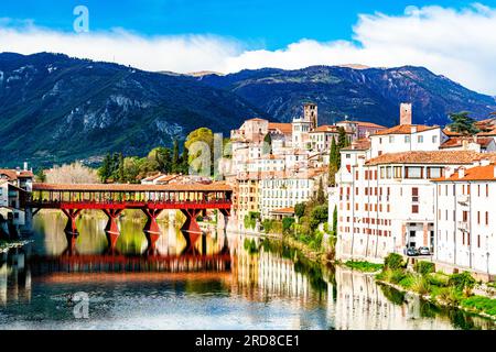 Historische Gebäude und Ponte Degli Alpini, die sich im Fluss Brenta, Bassano Del Grappa, der Provinz Vicenza, Veneto, Italien, Europa Stockfoto