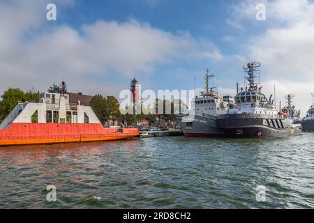 Baltiysk, Region Kaliningrad, Russland - 02. Oktober 2021: An der Küste von Baltiysk festgetätete Rettungsschiffe Stockfoto