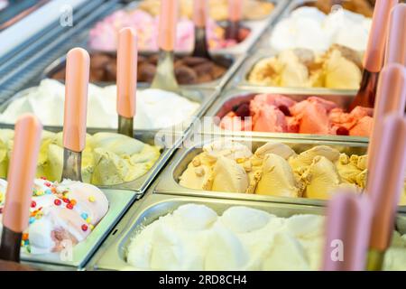 Eiskiste mit vielen Tabletts mit verschiedenen Geschmacksrichtungen Stockfoto