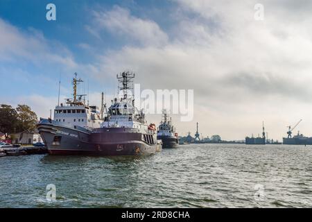 Baltiysk, Region Kaliningrad, Russland - 02. Oktober 2021: An der Küste von Baltiysk festgetätete Rettungsschiffe Stockfoto