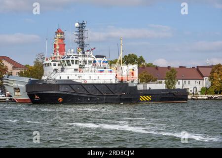 Baltiysk, Region Kaliningrad, Russland - 02. Oktober 2021: An der Küste von Baltiysk festgetätete Rettungsschiffe Stockfoto