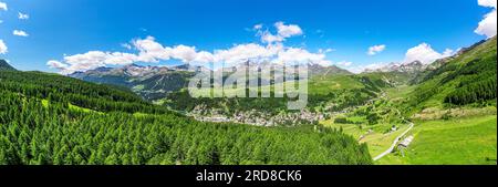 Panoramablick aus der Vogelperspektive auf das Bergdorf Madesimo, umgeben von grünen Wäldern, Valle Spluga, Valtellina, Lombardei, Italien, Europa Stockfoto