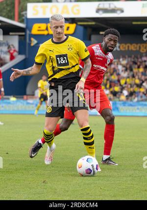 Oberhausen, Deutschland. 19. Juli 2023. Fußball: Bundesliga, Testspiele, Rot-Weiß Oberhausen - Borussia Dortmund im Stadion Niederrhein: Dortmunds Marco Reus (l) und Glody Ngyombo von Oberhausen in Aktion. Kredit: Bernd Thissen/dpa/Alamy Live News Stockfoto