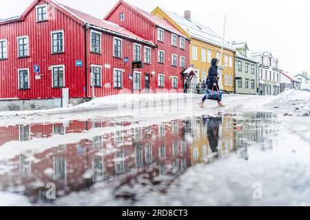 Touristenwanderung in der Nähe der bunten Häuser von Tromso im Winter, Tromso, Norwegen, Skandinavien, Europa Stockfoto