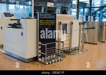 Nahaufnahme des Flugkontrollschalters am Flughafen Arlanda, Schweden. Stockfoto