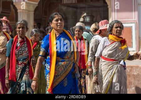 Jaipur, Indien -- 13. April 2023. Ein Telefoto von einheimischen Touristen in einem Innenhof des Stadtpalastes. Stockfoto