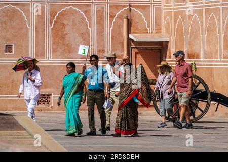 Jaipur, Indien -- 13. April 2023. Eine Teleeinstellung von Touristen in einem Innenhof des Stadtpalastes unter Leitung eines Reiseleiters. Stockfoto