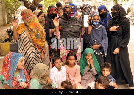 Hyderabad, Pakistan, 19. Juli 2023. Die Bewohner von Teen Number Talab halten Protestdemonstration gegen die große Händigkeit der Zufluss-Leute, im Hyderabad Presseclub am Mittwoch, den 19. Juli 2023. Stockfoto