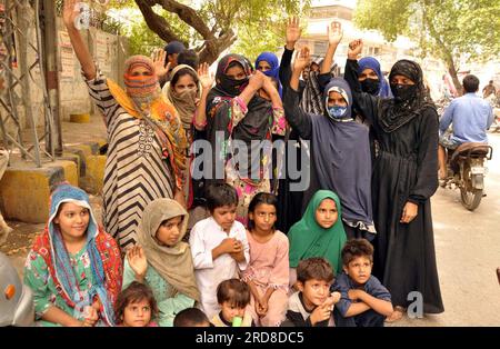 Hyderabad, Pakistan, 19. Juli 2023. Die Bewohner von Teen Number Talab halten Protestdemonstration gegen die große Händigkeit der Zufluss-Leute, im Hyderabad Presseclub am Mittwoch, den 19. Juli 2023. Stockfoto