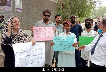 Hyderabad, Pakistan, 19. Juli 2023. Die Kandidaten für den IBA-Test bestanden halten am Mittwoch, den 19. Juli 2023, im Presseclub Hyderabad eine Protestdemonstration für Ernennungsschreiben ab. Stockfoto