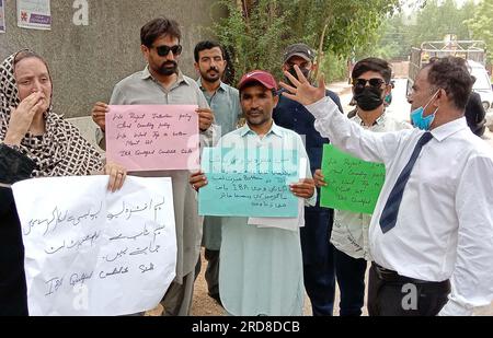 Hyderabad, Pakistan, 19. Juli 2023. Die Kandidaten für den IBA-Test bestanden halten am Mittwoch, den 19. Juli 2023, im Presseclub Hyderabad eine Protestdemonstration für Ernennungsschreiben ab. Stockfoto