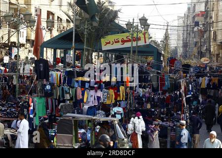 Hyderabad, Pakistan, 19. Juli 2023. Ansicht des illegalen Einbruchs auf dem Land der Saddar Food Street, der schlimmsten Zustand und Probleme für die Kunden verursacht, zeigt Fahrlässigkeit der betroffenen Behörden der Abteilung zur Bekämpfung von Übergriffen, um ihre Aufmerksamkeit auf das Problem zu lenken, in Karatschi am Mittwoch, den 19. Juli 2023. Es wurde berichtet, dass Ladenbesitzer und Verkäufer begonnen haben, ihre Fahrzeuge und Schubkarren unter der Stahlkonstruktion zu parken, die für Lebensmittelkioske errichtet wurde. Stockfoto