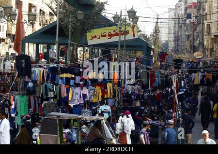 Hyderabad, Pakistan, 19. Juli 2023. Ansicht des illegalen Einbruchs auf dem Land der Saddar Food Street, der schlimmsten Zustand und Probleme für die Kunden verursacht, zeigt Fahrlässigkeit der betroffenen Behörden der Abteilung zur Bekämpfung von Übergriffen, um ihre Aufmerksamkeit auf das Problem zu lenken, in Karatschi am Mittwoch, den 19. Juli 2023. Es wurde berichtet, dass Ladenbesitzer und Verkäufer begonnen haben, ihre Fahrzeuge und Schubkarren unter der Stahlkonstruktion zu parken, die für Lebensmittelkioske errichtet wurde. Stockfoto