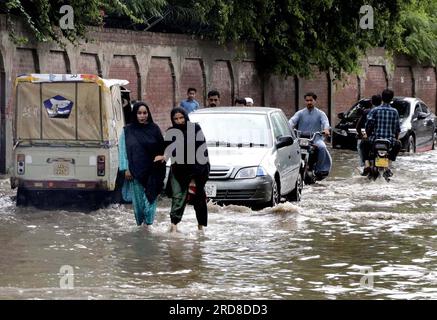 Hyderabad, Pakistan, 19. Juli 2023. Pendler sehen sich aufgrund von stagnierendem Regenwasser aufgrund eines schlechten Kanalisationssystems aufgrund von heftigen Regenfällen in der Monsunsaison auf der Waris Road in Lahore am Mittwoch, den 19. Juli 2023, mit Transportproblemen konfrontiert. Stockfoto