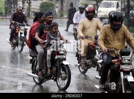 Hyderabad, Pakistan, 19. Juli 2023. Pendler fahren am Mittwoch, den 19. Juli 2023, in Shimla Hill in Lahore während der Monsunzeit auf einer Straße durch. Stockfoto