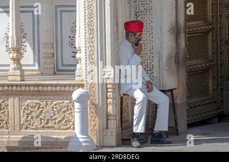 Jaipur, Indien -- Ein Telefoto einer uniformierten Wache in der Tür zu einem Museum im Stadtpalast. Stockfoto