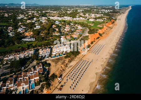 Draufsicht über den Strand Vale do Lobo, ikonisches Strandresort und Haus, nahe Quarteira in der Algarve, Portugal, Europa Stockfoto