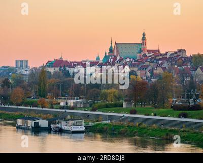 Blick über die Weichsel in Richtung Altstadt bei Sonnenuntergang, Warschau, Masowisches Woiwodschaft, Polen, Europa Stockfoto